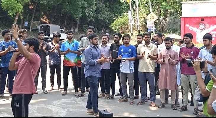 সাংবাদিকসহ শিক্ষার্থীদের ওপর হামলার প্রতিবাদে চবিতে শিবিরের বিক্ষোভ